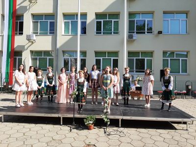 В ОУ „Кирил Христов“ четвъртокласниците завършиха с впечатляващо тържество на открита сцена 11