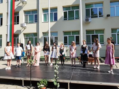 В ОУ „Кирил Христов“ четвъртокласниците завършиха с впечатляващо тържество на открита сцена 13