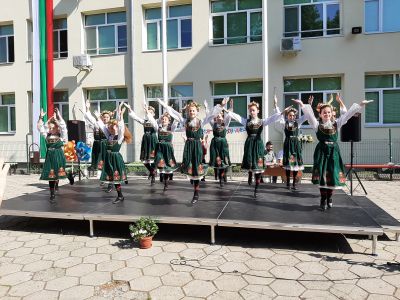 В ОУ „Кирил Христов“ четвъртокласниците завършиха с впечатляващо тържество на открита сцена 14