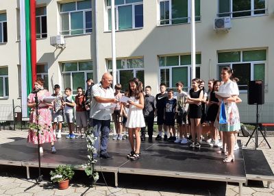 В ОУ „Кирил Христов“ четвъртокласниците завършиха с впечатляващо тържество на открита сцена 1