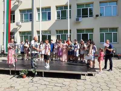 В ОУ „Кирил Христов“ четвъртокласниците завършиха с впечатляващо тържество на открита сцена 2
