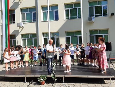 В ОУ „Кирил Христов“ четвъртокласниците завършиха с впечатляващо тържество на открита сцена 3