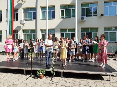 В ОУ „Кирил Христов“ четвъртокласниците завършиха с впечатляващо тържество на открита сцена 4