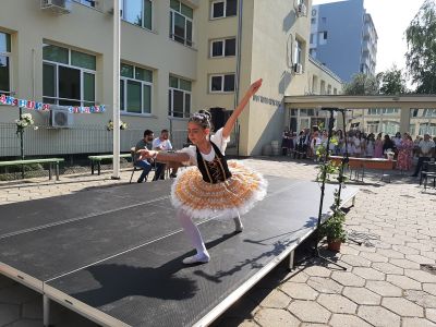 В ОУ „Кирил Христов“ четвъртокласниците завършиха с впечатляващо тържество на открита сцена 5