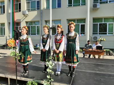 В ОУ „Кирил Христов“ четвъртокласниците завършиха с впечатляващо тържество на открита сцена 6