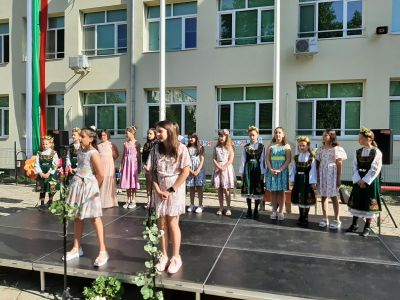 В ОУ „Кирил Христов“ четвъртокласниците завършиха с впечатляващо тържество на открита сцена 7
