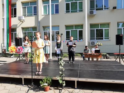 В ОУ „Кирил Христов“ четвъртокласниците завършиха с впечатляващо тържество на открита сцена 8