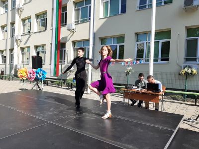 В ОУ „Кирил Христов“ четвъртокласниците завършиха с впечатляващо тържество на открита сцена 9