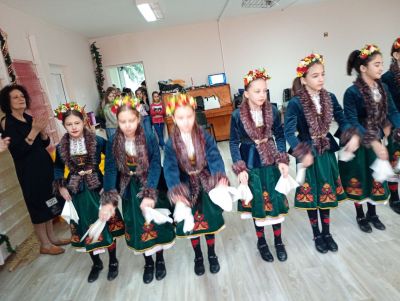 Учениците от групите по НП „Мажоретки“ и „Хореография“ посетиха Детска градина №35 „Свобода“ 1