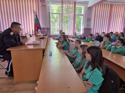 Петокласниците беседваха за БДП с гост от сектор „Пътна полиция“ 2