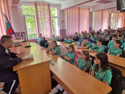 Петокласниците беседваха за БДП с гост от сектор „Пътна полиция“ 4