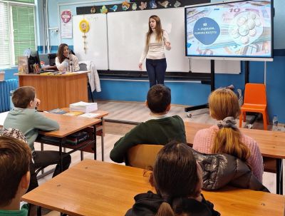 Урок по финансова грамотност - Четвъртокласници от ОУ „Кирил Христов“ научиха повече за еврото 1