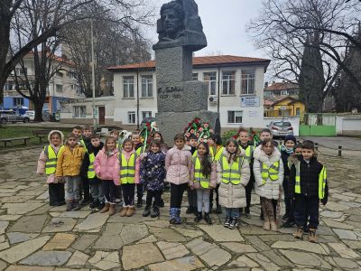 Ученици от 1. „б“ поднесоха цветя пред паметника на Апостола на свободата 2