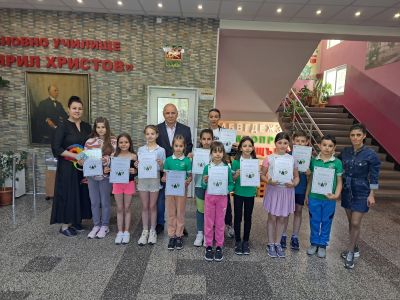 Наградени с грамоти в конкурса " Гората е живот", организиран от Регионалната Дирекция по горите 1